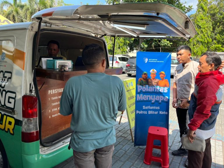 Satlantas Polres Blitar Kota Sosialisasikan Layanan Samsat dan Imbau Tertib Berlalu Lintas Melalui Program Polantas Menyapa