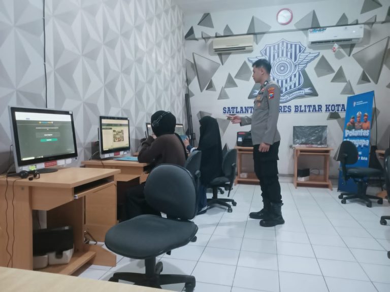 IRINGI OPERASI ZEBRA 2025, POLRES BLITAR KOTA GELAR POLANTAS MENYAPA