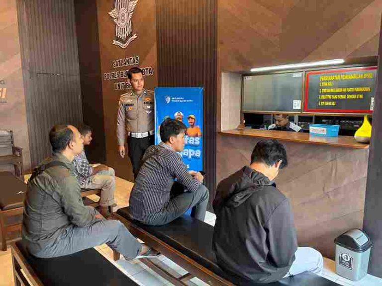 Polantas Menyapa , Program Polres Blitar Sosialisasikan Pelayanan Samsat Dan Operasi Zebra 