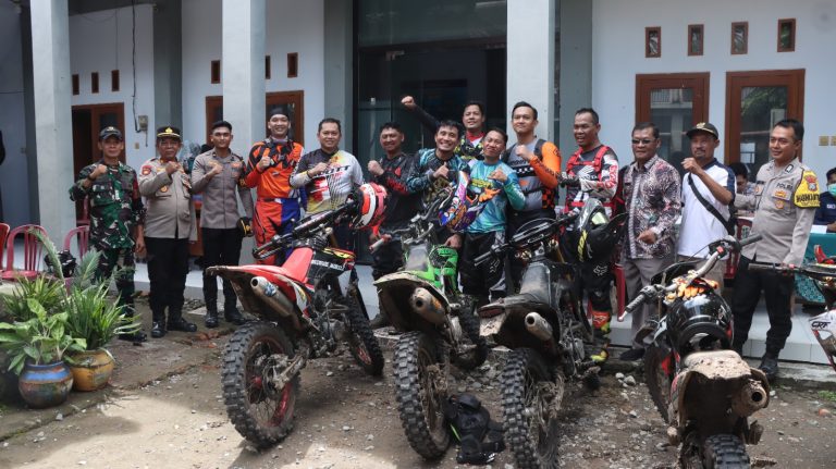 Trabas Kamtibmas Polres Nganjuk Bersama Komunitas Trail, Dilanjutkan Silaturahmi dan Bansos di Balai Desa Gemenggeng